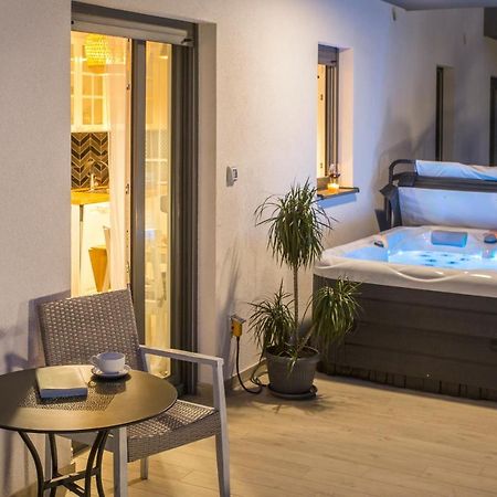 Studio And Hot Tub Split Ngoại thất bức ảnh
