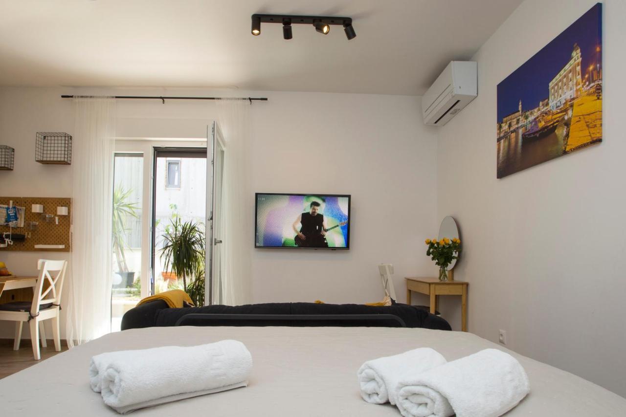 Studio And Hot Tub Split Ngoại thất bức ảnh